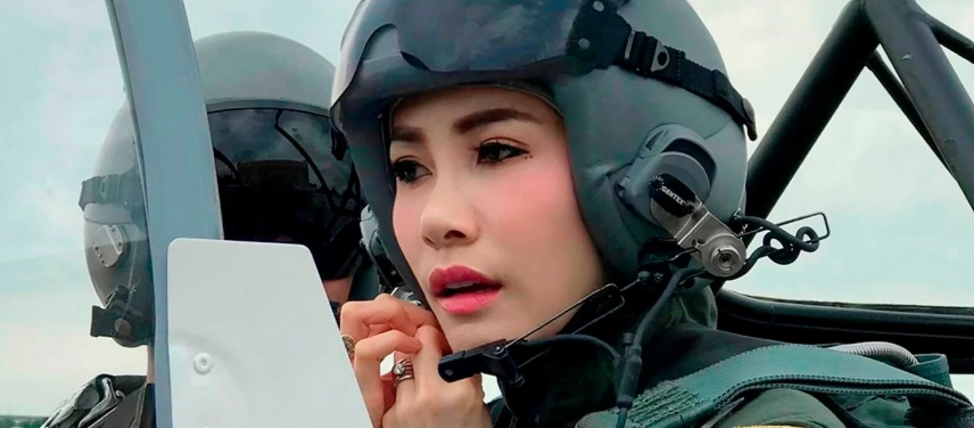 Ταϊλάνδη: Στην δημοσιότητα 1.400 γυμνές φωτογραφίες της επίσημης ερωμένης του βασιλιά